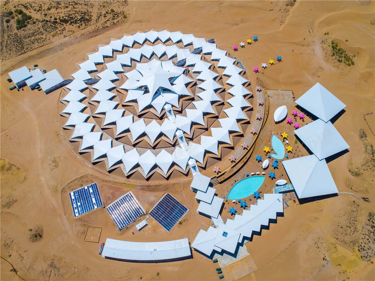 Strutture per Tende a Membrana in Tessuto Ecologico Alloggiano nel Resort del Campeggio nel Deserto