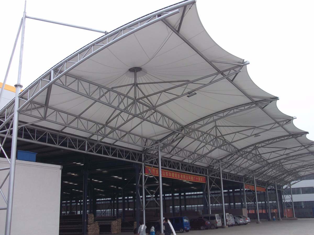растяжимая конструкция для входа промышленного склада, складская крыша