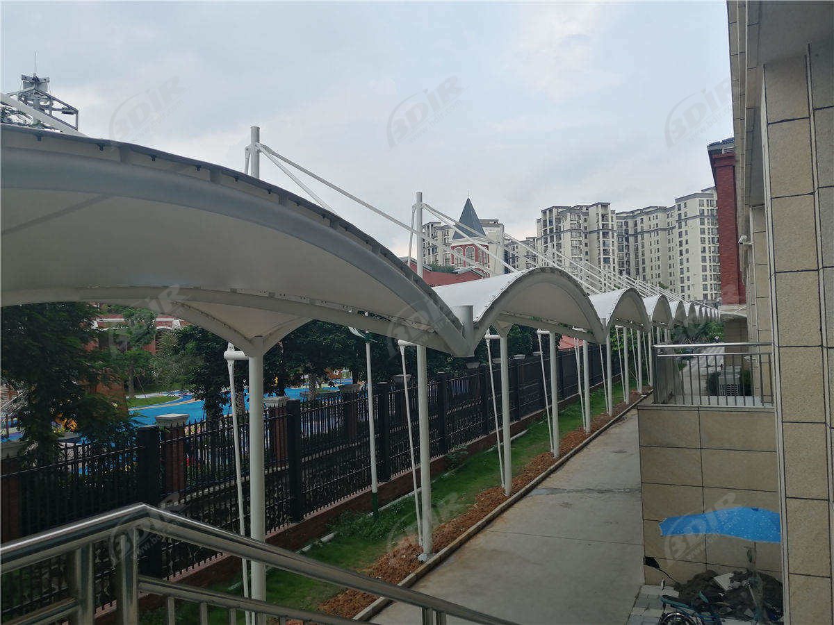 Structure de Tension Couverte de Tissu de Toit de Couloir de Campus et Ombre de Passage - Foshan, Chine