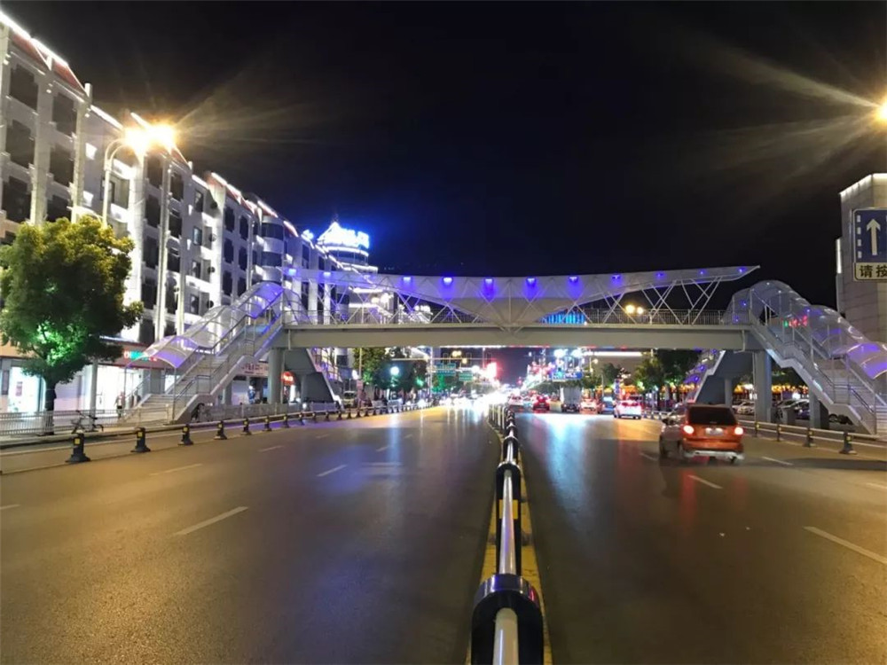 Dossel de estrutura de tecido da ponte pedonal - uma bela paisagem na cidade