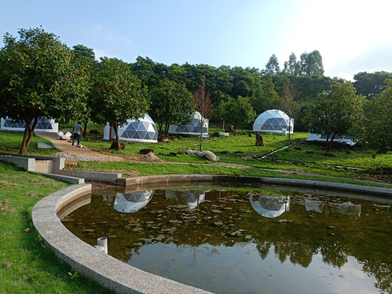 шатер с геодезическим куполом в настоящее время является самым популярным отелем для размещения в живописной местности.