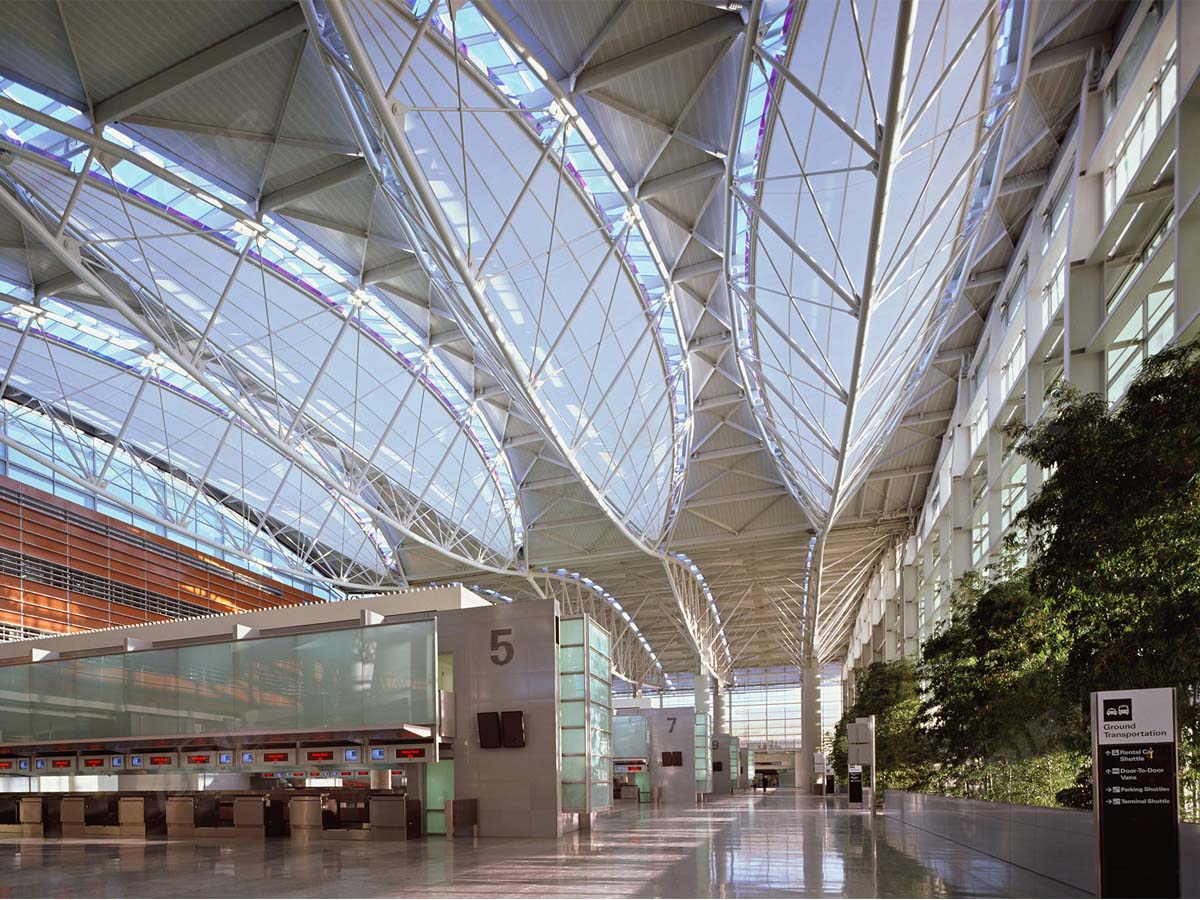 Bordsteinüberdachungen des Flughafenterminals - Zugkonstruktionen der Haltestelle des Flughafens