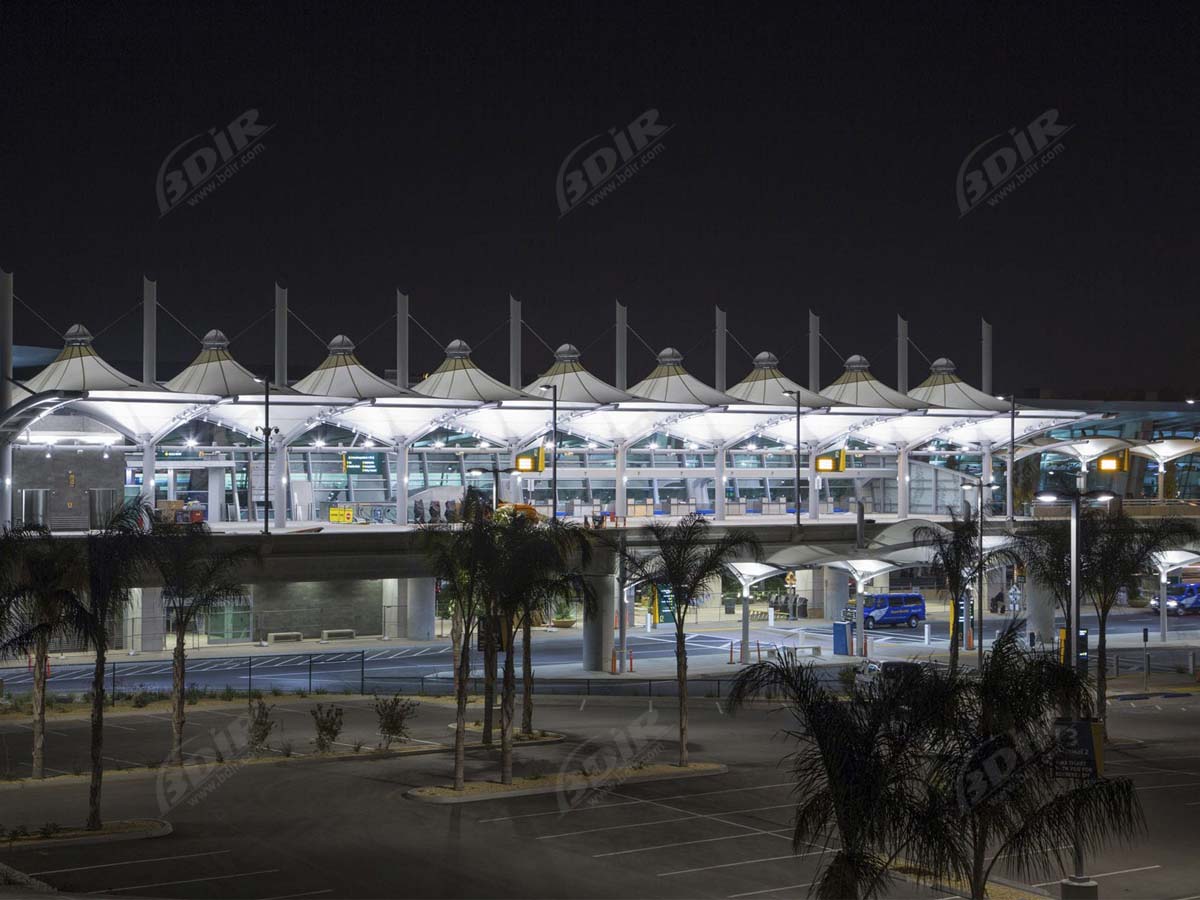 Bordsteinüberdachungen des Flughafenterminals - Zugkonstruktionen der Haltestelle des Flughafens