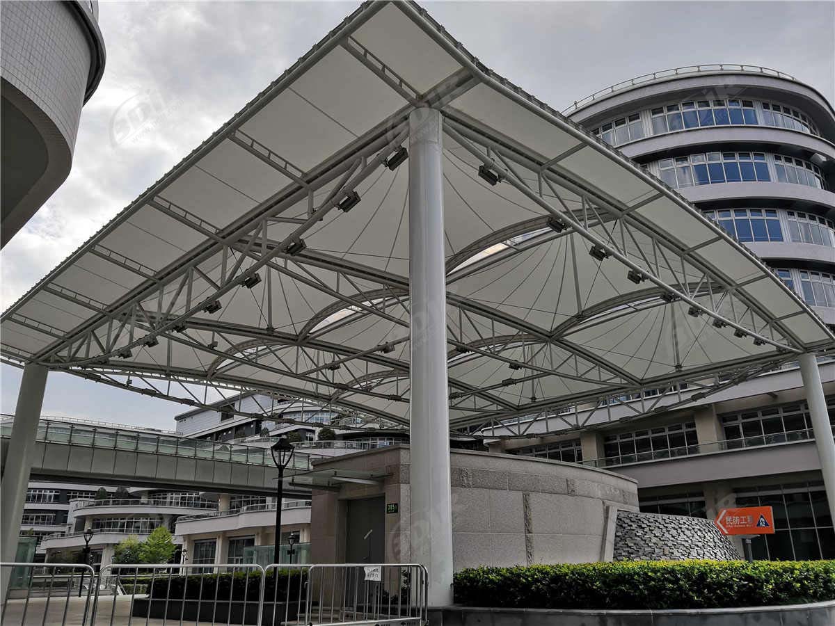 Kişiye Özel Şemsiye | Büyük Ticari Plazanın PTFE Çekme Membran Yapısı Peyzajı