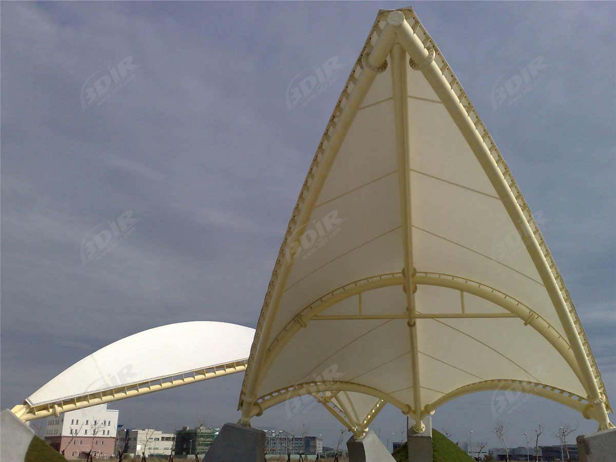 Kişiye Özel Şemsiye | Büyük Ticari Plazanın PTFE Çekme Membran Yapısı Peyzajı