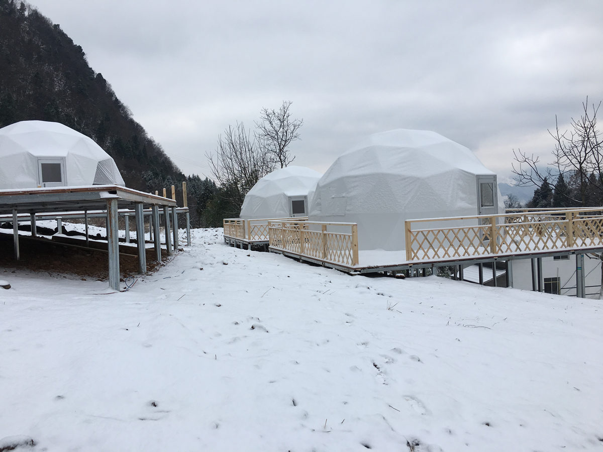 швейцарский экологический купол-курорт с 15-ю геодезическими купольными палатками-домиками