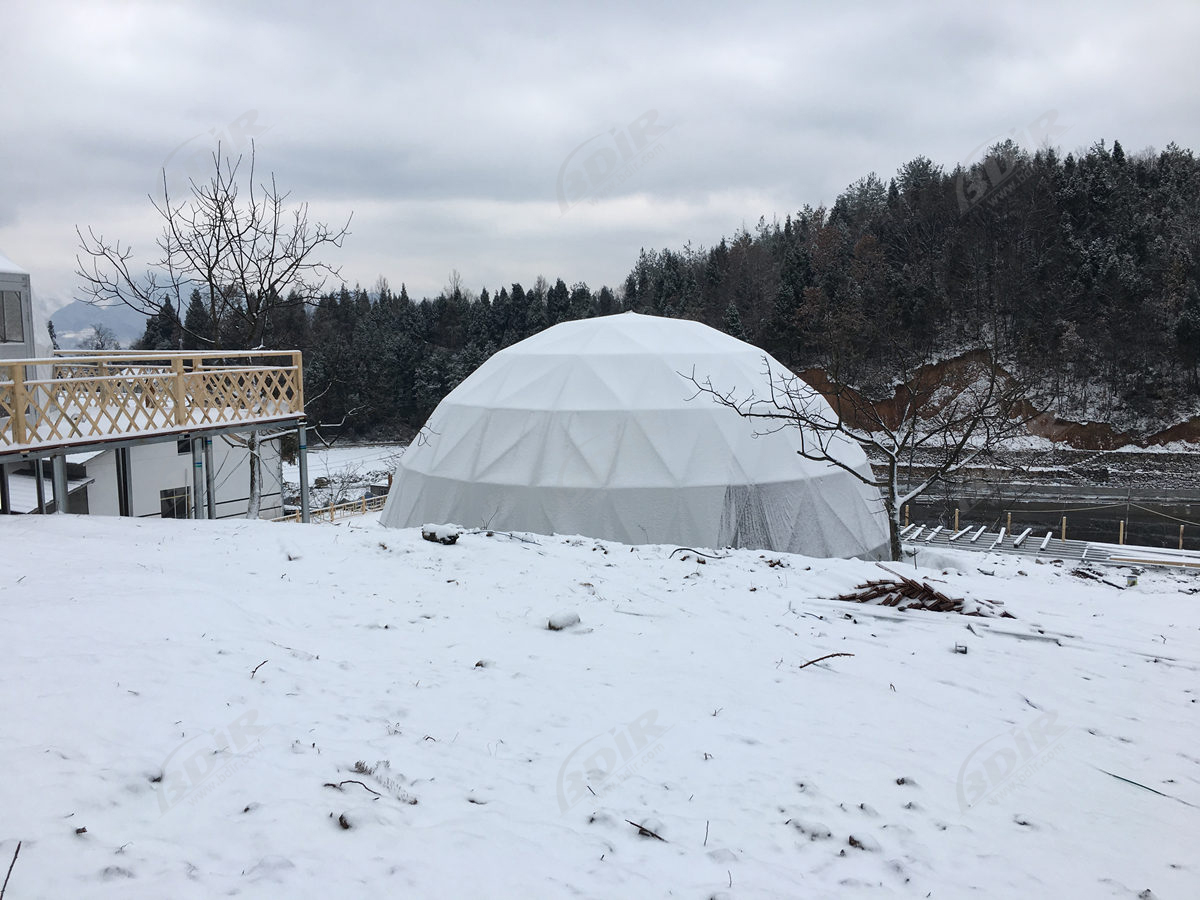 Station Suisse Respectueuse de L'Environnement Avec 15 Camps de Dômes Géodésiques