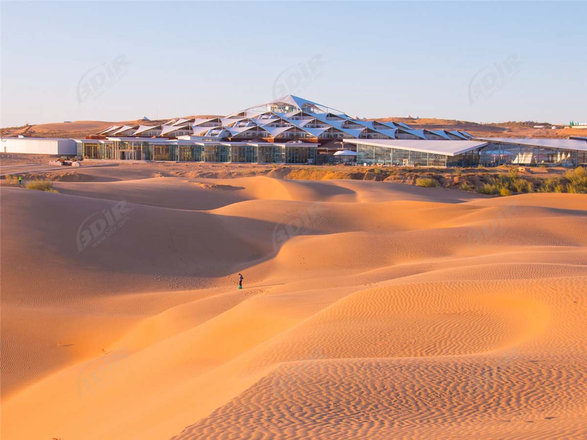 Strutture per Tende a Membrana in Tessuto Ecologico Alloggiano nel Resort del Campeggio nel Deserto
