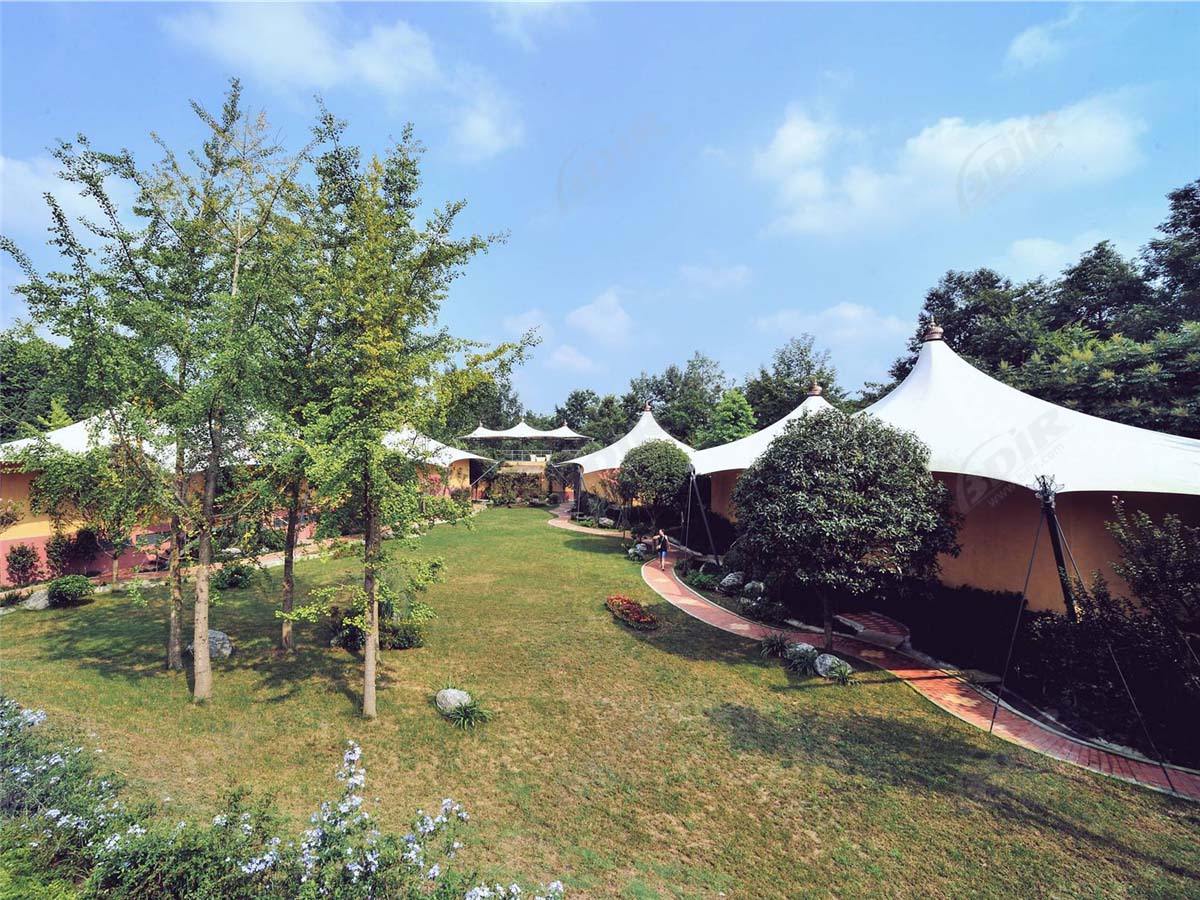 Complexe Hôtelier Avec Tentes et 36 Structures en Tissu Villas Avec Piscine et Tente