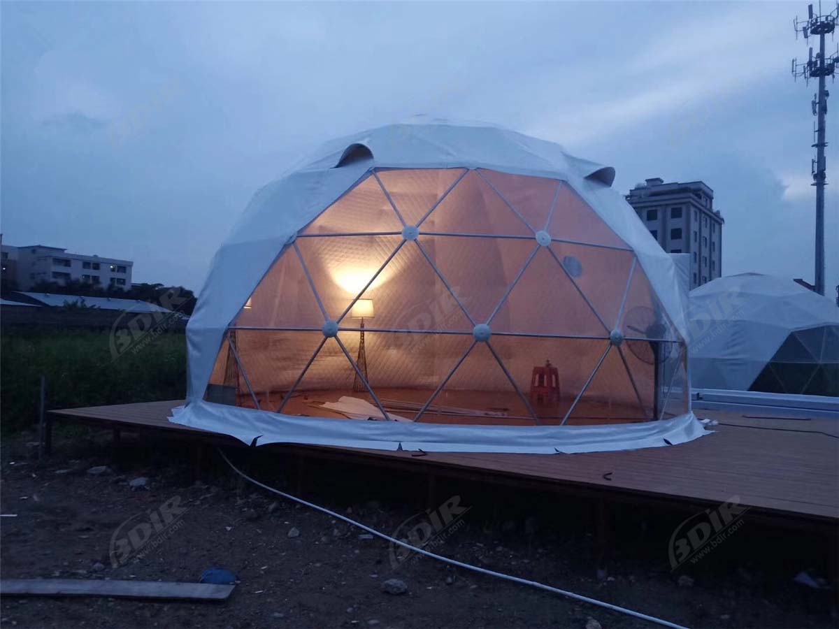 4 сферических куполообразных шатра, пустынные горы, склеенные купола домиков