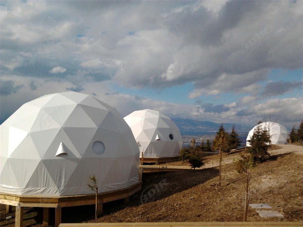 4 сферических куполообразных шатра, пустынные горы, склеенные купола домиков