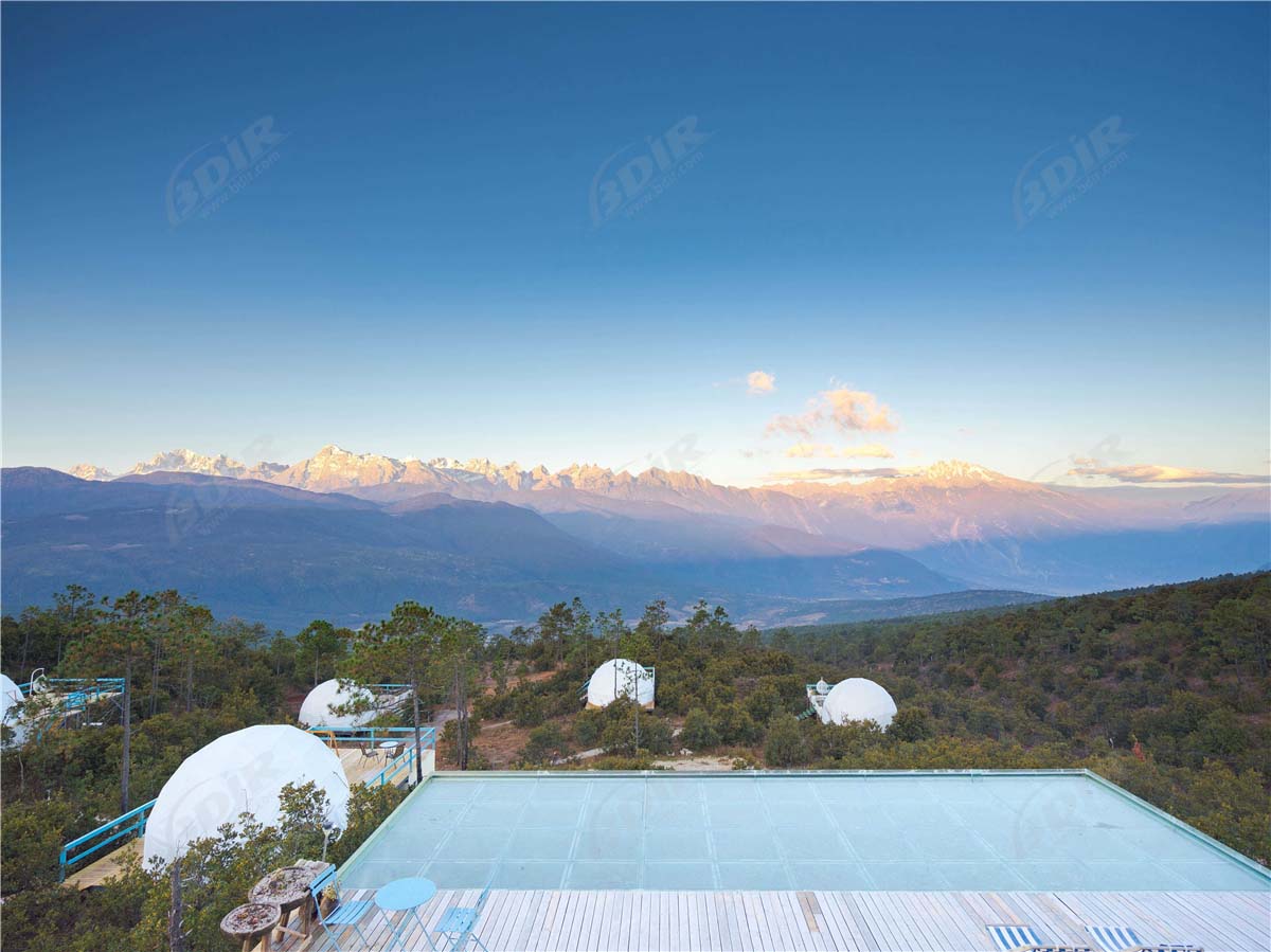 5 шатровых домов из геодезического купола из белого ПВХ на горном курорте Юлон