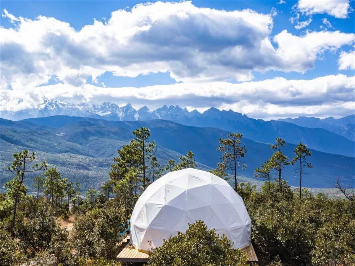 เต็นท์โดม geodesic ผ้าพีวีซีสีขาวจำนวน 5 หลังที่ Yulong Mountain Resort