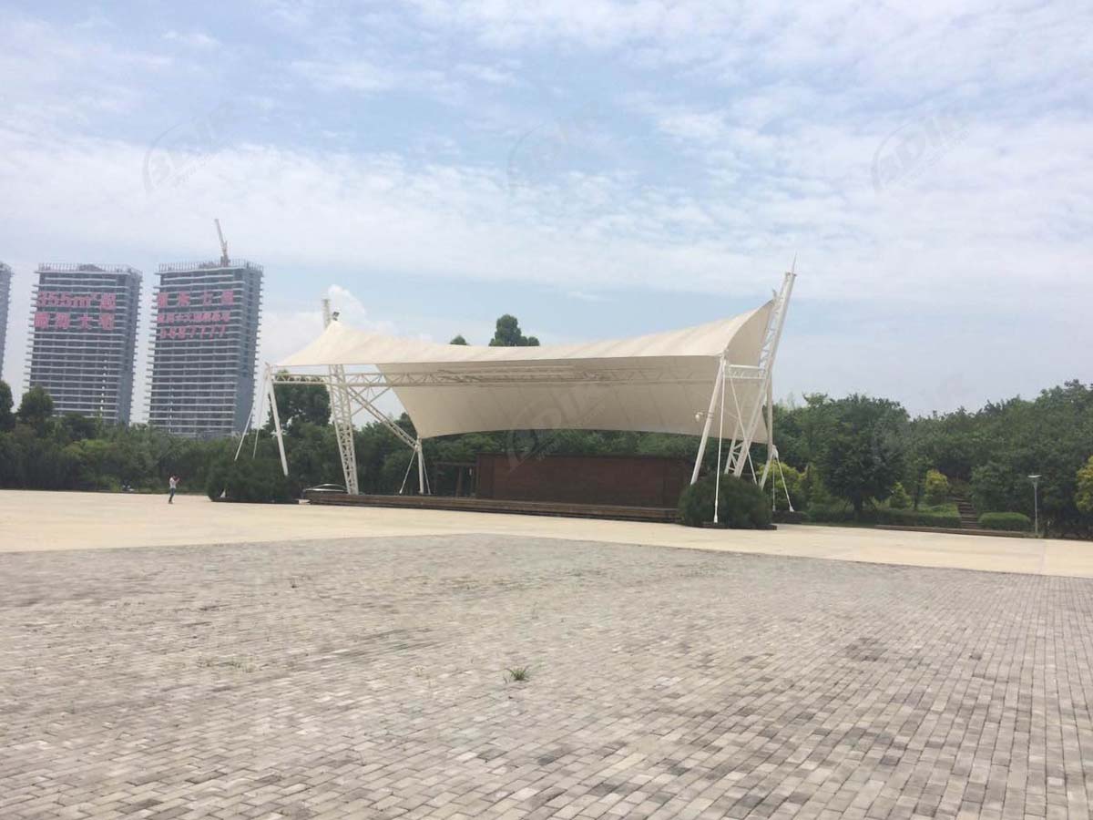 Struttura dell'Ombra di Trazione dell'Anfiteatro Nell'isola di Musica della Baia di Wuyuan - Xiamen, Cina