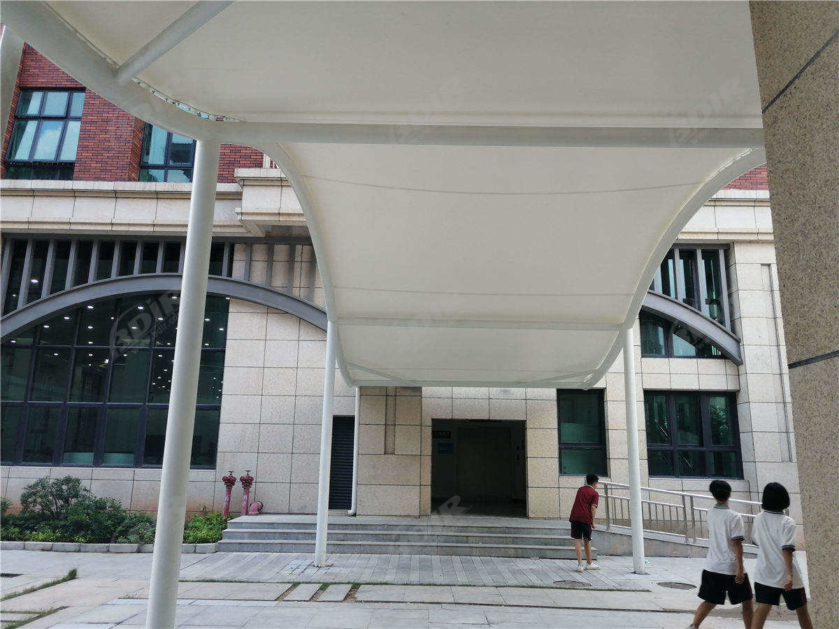 ผ้าหลังคาทางเดินในมหาวิทยาลัยครอบคลุมโครงสร้างความตึงเครียดและร่มเงาทางเดิน - Foshan, China