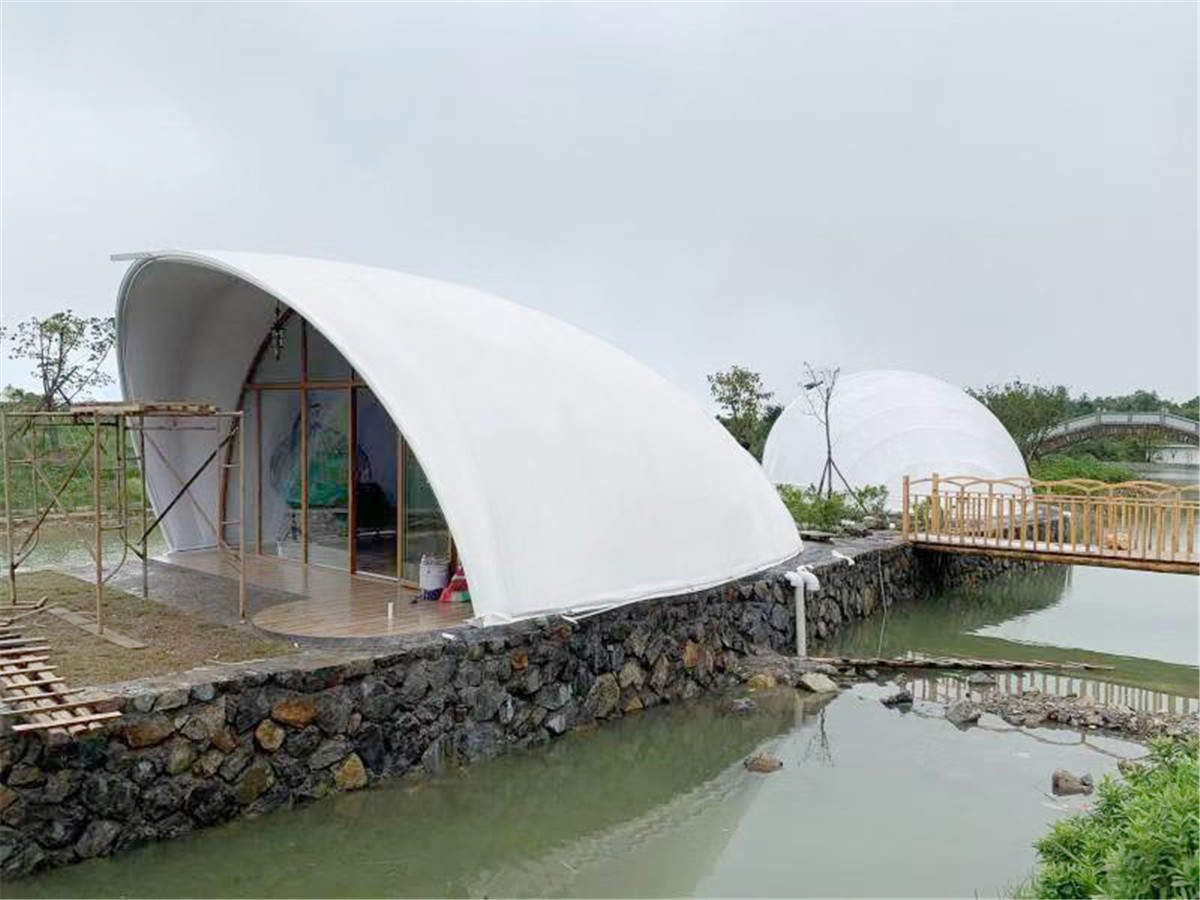 изысканный кокон на берегу озера, роскошная палатка для отеля
