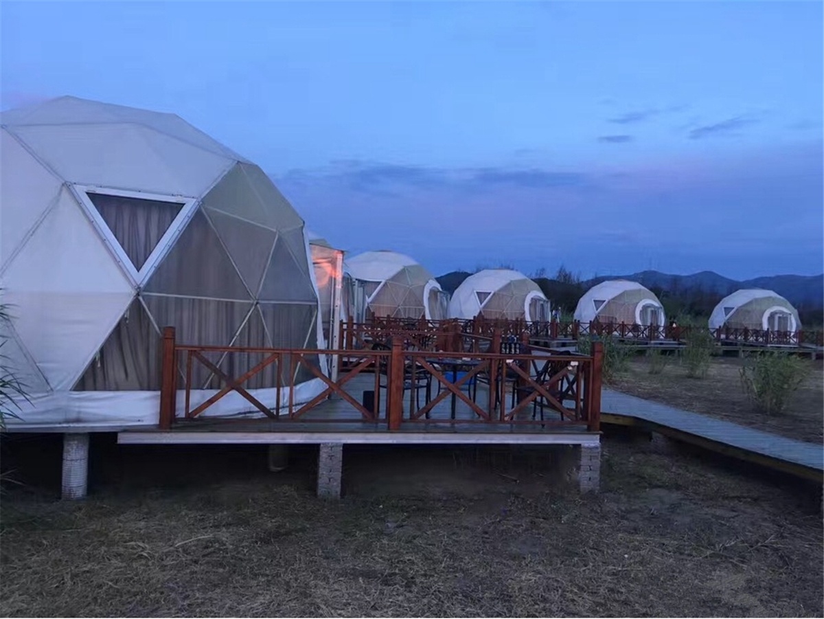 Geodesic Dome Tent Villa Dirancang dan Dibangun untuk Resor Pantai Pulau