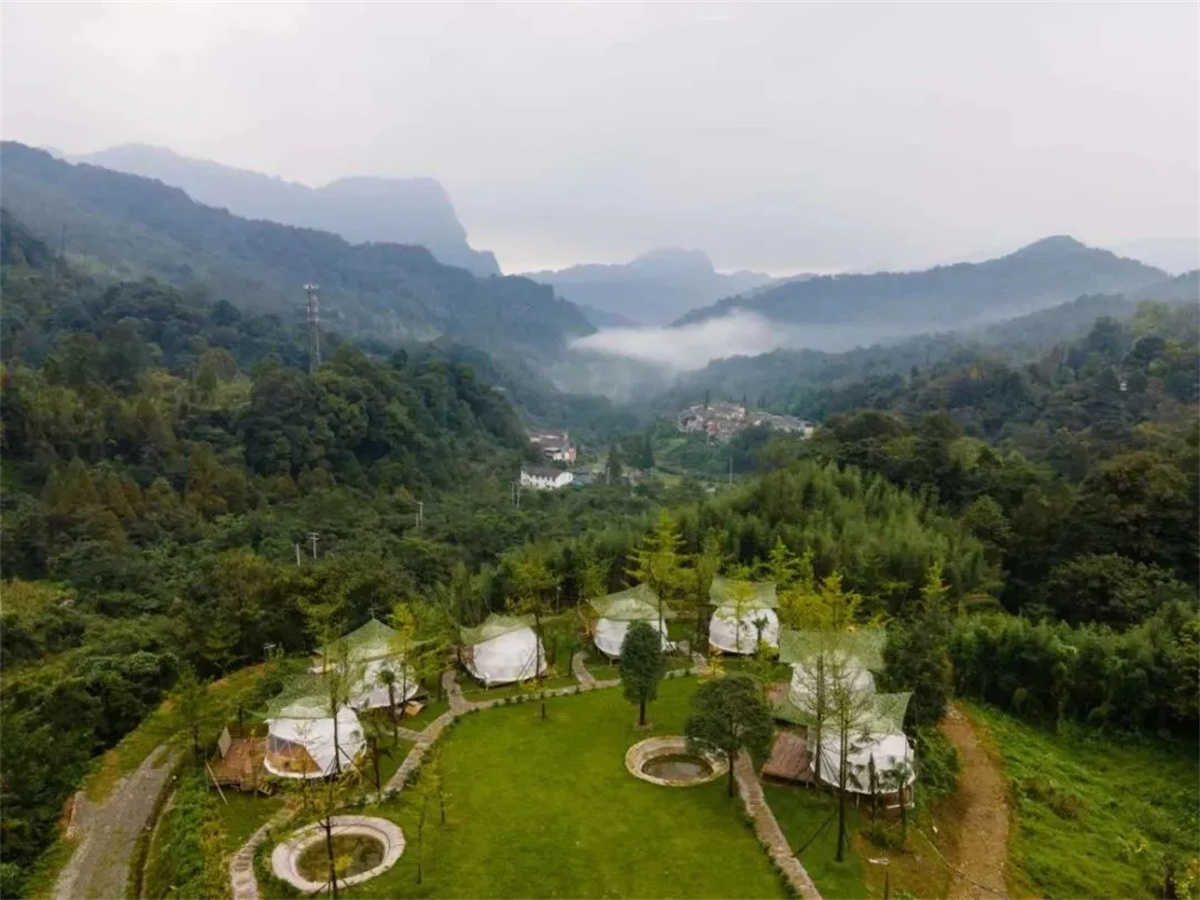 Glamping-Zeltresort Mit Geodätischer Kuppel Und Sternenhimmel – Sichuan, China