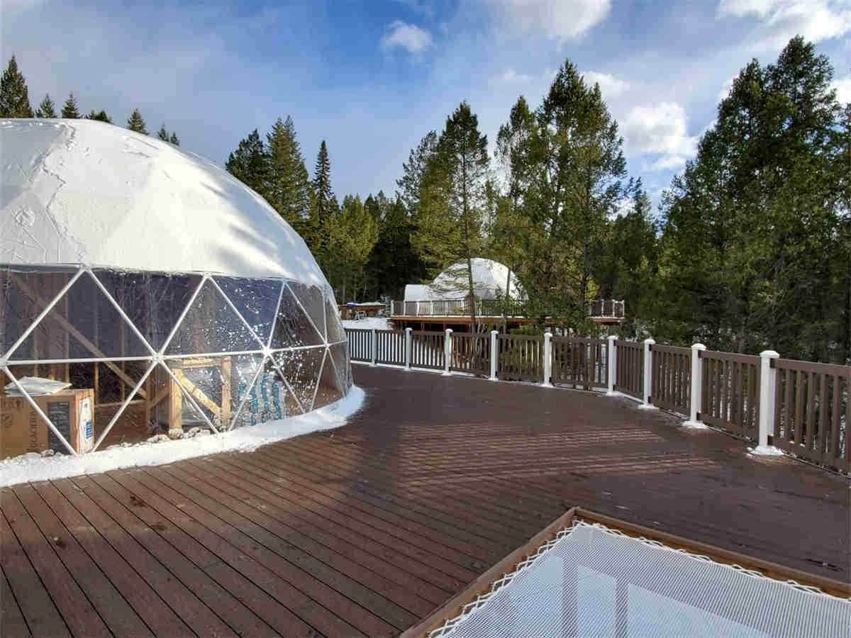 палаточный курорт с геодезическим куполом в окружении великолепного природного вида - квебек, канада
