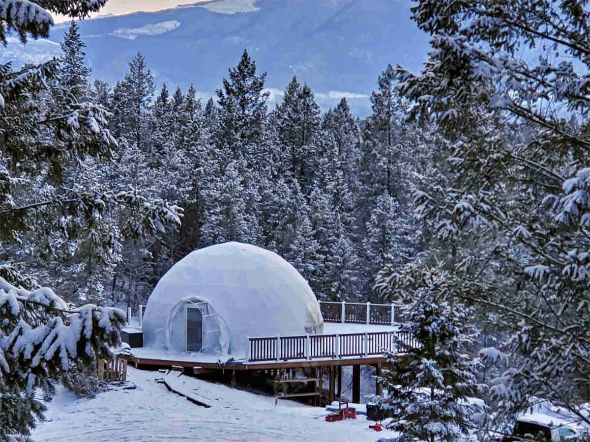 Glamping Zeltresort Mit Geodätischer Kuppel, Umgeben Von Einer Herrlichen Aussicht Auf Die Natur - Quebec, Kanada