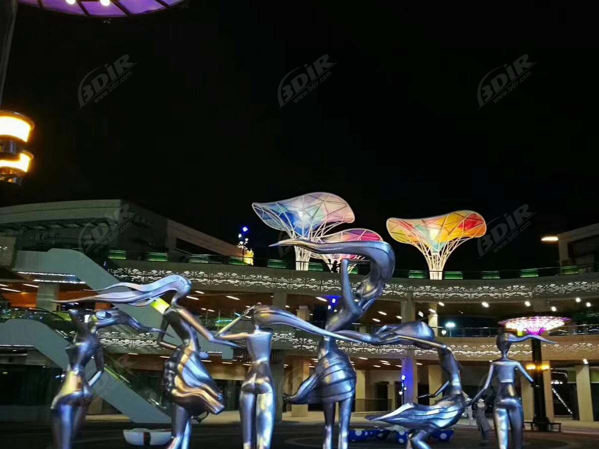 Sombrilla Invertida Estructura de Tensión de Tela Colorida en una Calle Comercial - Nanjing, China