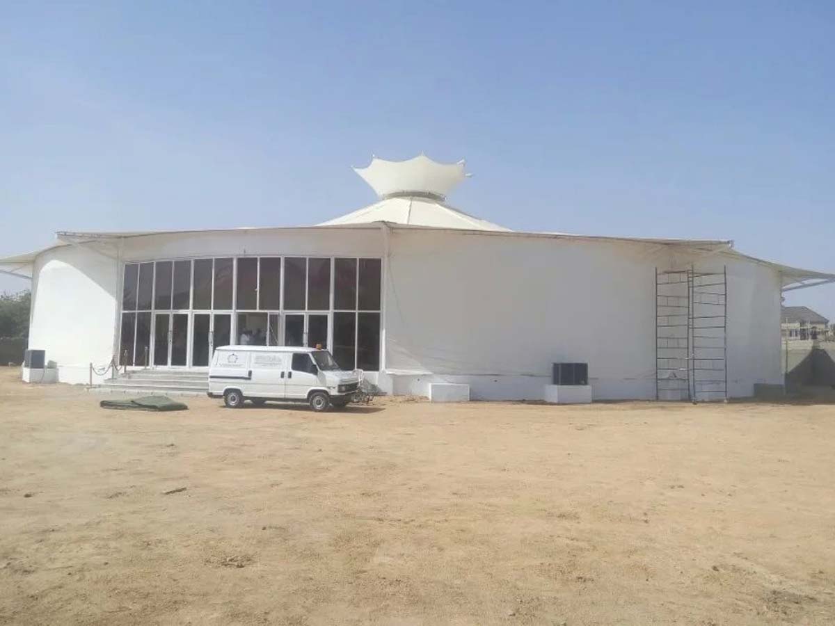 Structure de Traction en Tissu PVDF pour un Restaurant en Plein Air - Abuja, Nigéria