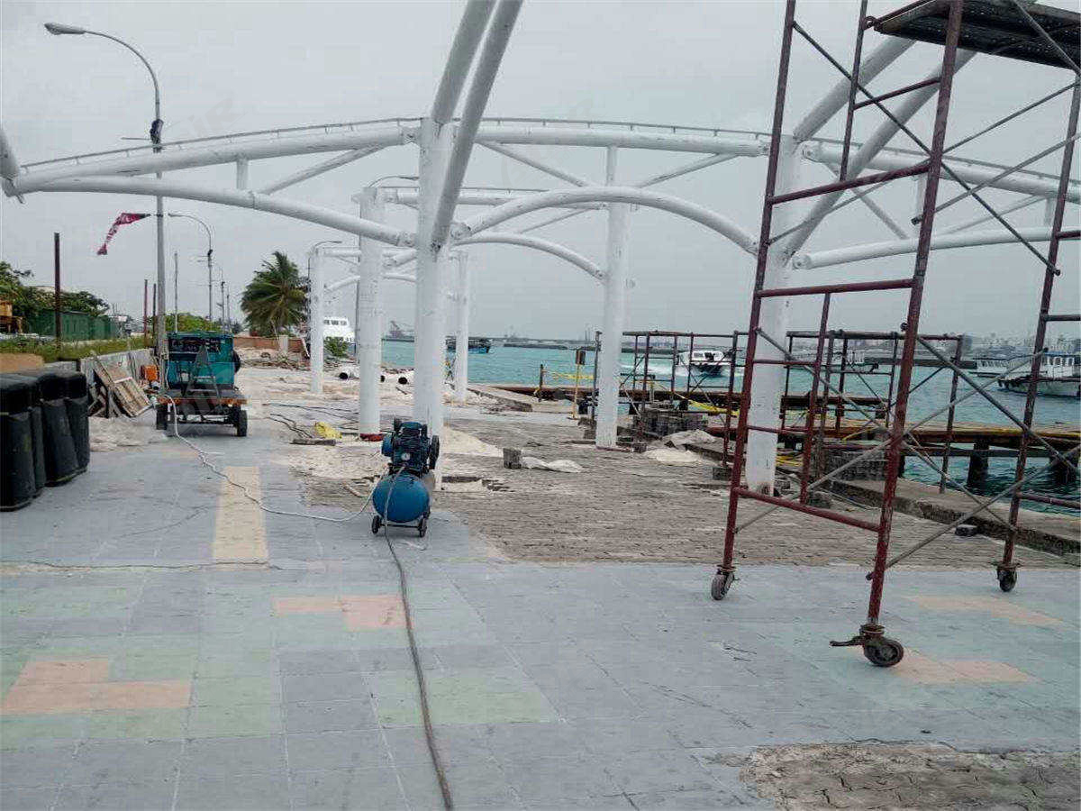 هيكل نسيج الشد لمحطة العبارات ، الرصيف ، الواجهة البحرية مارينا - جزر المالديف