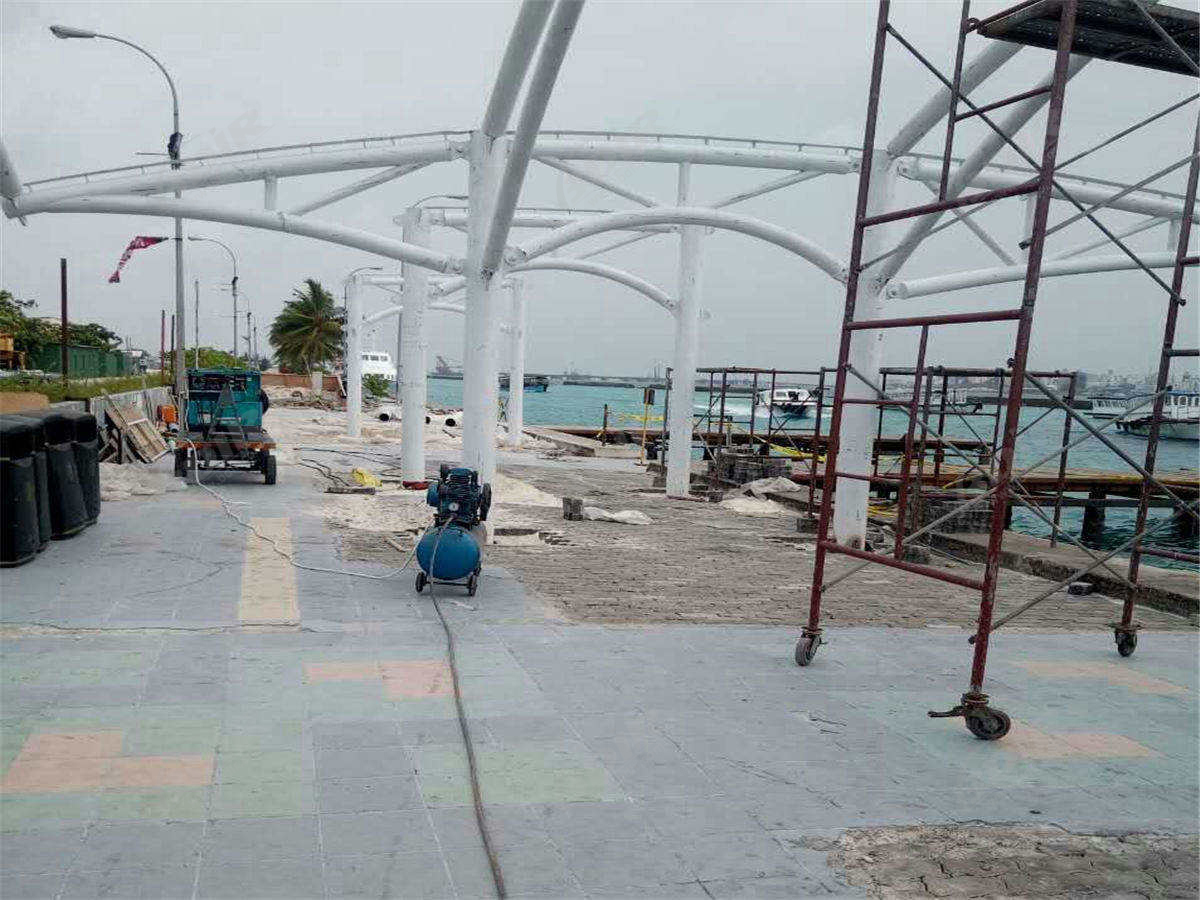 Structure en Tissu Tendu pour le Terminal Ferry, la Jetée et la Marina du Secteur Riverain - Maldives