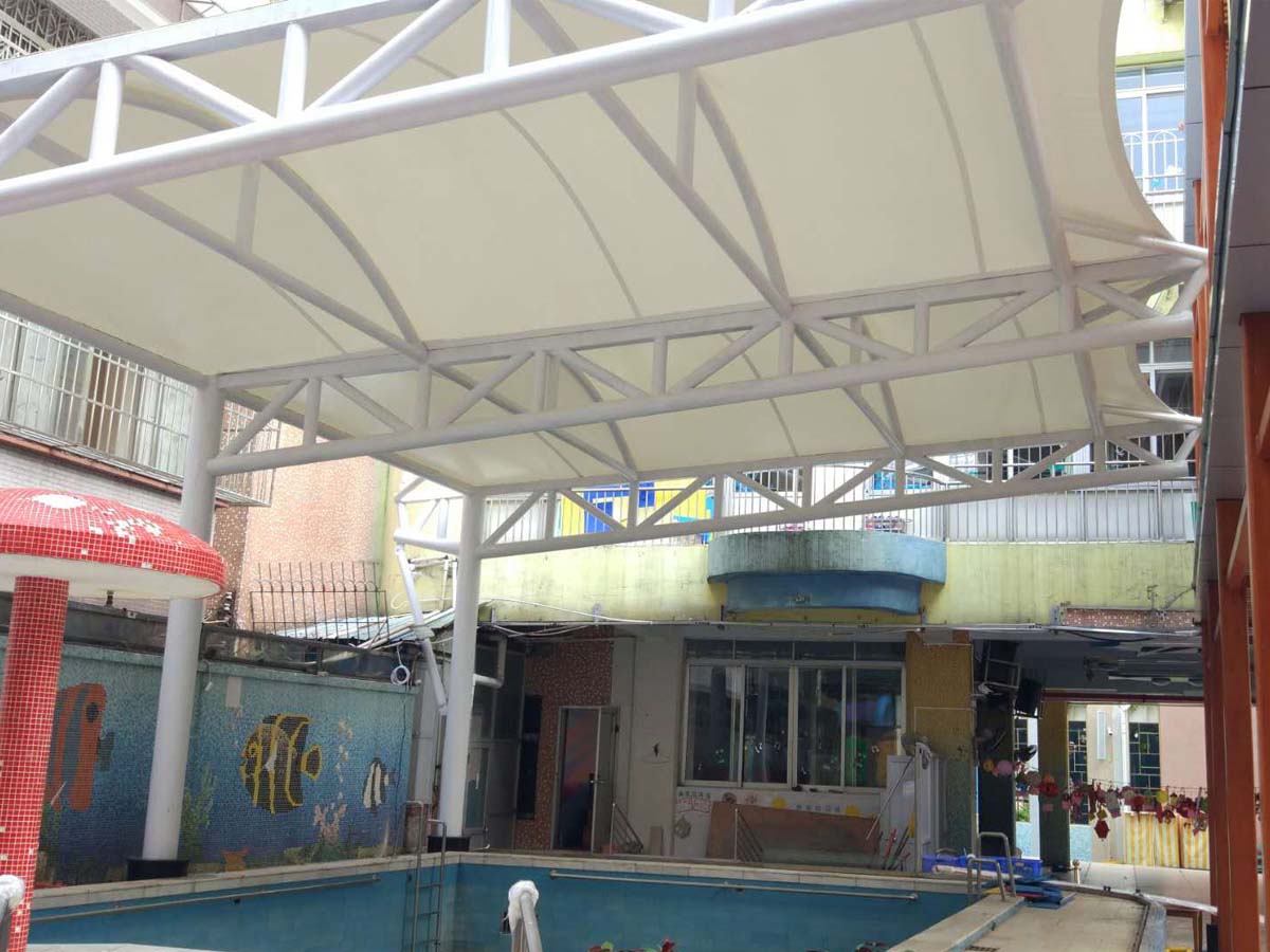 โครงสร้างหลังคาแรงดึงและร่มเงาของสระว่ายน้ำสำหรับโรงเรียนอนุบาล - เซี่ยงไฮ้, จีน