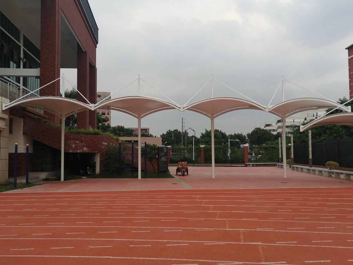 Structure de Tension Couverte de Tissu de Toit de Couloir de Campus et Ombre de Passage - Foshan, Chine