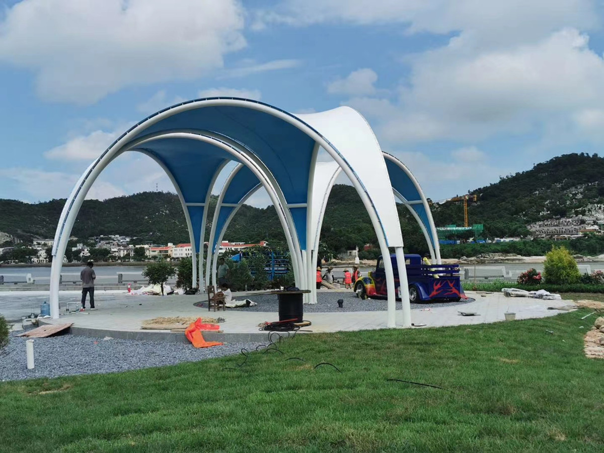 Kanopi Tenda Luar Ruangan Kustom Arsitektur Layar Tarik Teduh di Hengqin Square - Zhuhai, Cina